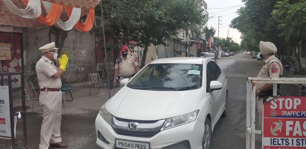 Police personnel keeping a tab on vehicular movement at a checkpoint in Ludhiana on Tuesday. (Gurpreet Singh/HT) Police personnel keeping a tab on vehicular movement at a checkpoint in Ludhiana on Tuesday. (Gurpreet Singh/HT)