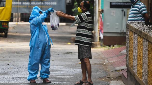 Tulika Roy, a municipal worker, delivers vegetables to a resident of a restricted area with COVID-19 positive cases during a government-imposed nationwide lockdown as a preventive measure against the coronavirus, in Kolkata on April 21. (Dibyangshu Sarkar / AFP) Tulika Roy, a municipal worker, delivers vegetables to a resident of a restricted area with COVID-19 positive cases during a government-imposed nationwide lockdown as a preventive measure against the coronavirus, in Kolkata on April 21. (Dibyangshu Sarkar / AFP)