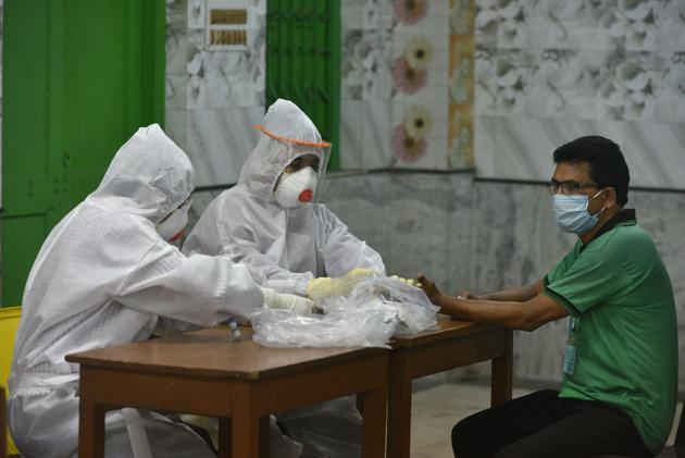 A medical worker takes a sample for antibody test during the lockdown, Kolkata, West Bengal, April 20, 2020 (Samir Jana/HTPhoto) A medical worker takes a sample for antibody test during the lockdown, Kolkata, West Bengal, April 20, 2020 (Samir Jana/HTPhoto)