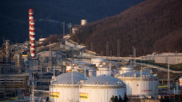 Oil storage tanks stand at the RN-Tuapsinsky refinery, operated by Rosneft Oil Co., as the sun sets in Tuapse, Russia.(Bloomberg) Oil storage tanks stand at the RN-Tuapsinsky refinery, operated by Rosneft Oil Co., as the sun sets in Tuapse, Russia.(Bloomberg)