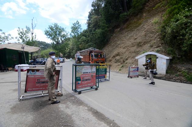 Police checking vehicles near Shoghi during curfew in Shimla on Tuesday. (Deepak Sansta / HT) Police checking vehicles near Shoghi during curfew in Shimla on Tuesday. (Deepak Sansta / HT)
