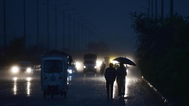 The minimum temperature was recorded at 20.2 degrees Celsius, two notches below the season’s average, same as Sunday. (Virendra Singh Gosain/HT file photo) The minimum temperature was recorded at 20.2 degrees Celsius, two notches below the season’s average, same as Sunday. (Virendra Singh Gosain/HT file photo)