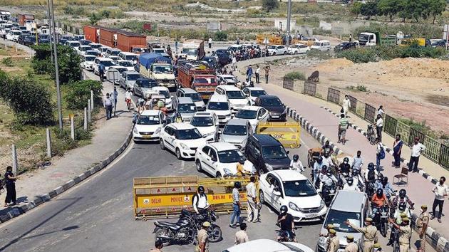 A winding traffic jam at the Delhi-Uttar Pradesh border (Ajay Aggarwal /HT PHOTO) A winding traffic jam at the Delhi-Uttar Pradesh border (Ajay Aggarwal /HT PHOTO)