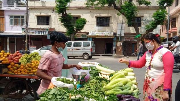 Student in Ramnagar and Kathgodam areas of Kumaon selling vegetables to help their families financially. (HT Photo) Student in Ramnagar and Kathgodam areas of Kumaon selling vegetables to help their families financially. (HT Photo)