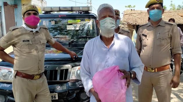 PRV personnel handing over medicines to Gulam Mustafa Khan’s grandfather Nurul Hudda. (HT photo) PRV personnel handing over medicines to Gulam Mustafa Khan’s grandfather Nurul Hudda. (HT photo)