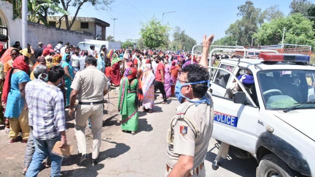 Policemen are among the corona warriors risking their lives for the containment of the pandemic. (HT Photo/Sant Arora/Representative use) Policemen are among the corona warriors risking their lives for the containment of the pandemic. (HT Photo/Sant Arora/Representative use)
