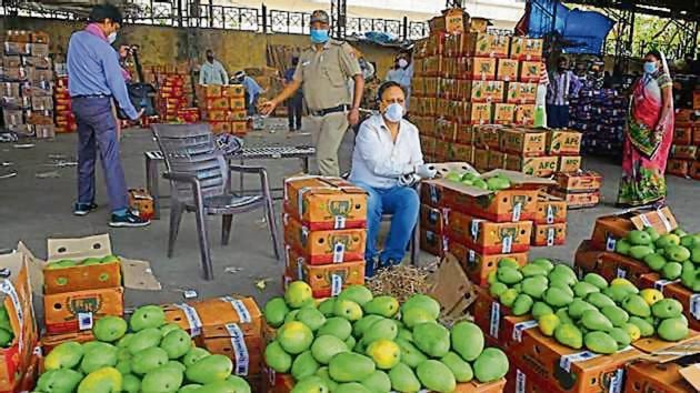A vendor waits for customers at Azadpur mandi on Tuesday.(PTI) A vendor waits for customers at Azadpur mandi on Tuesday.(PTI)