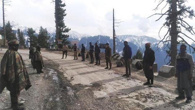 Nine casual labourers travelling from Srinagar through Mughal Road were stranded near Thanamandi and later rescued by the army. (HT Photo) Nine casual labourers travelling from Srinagar through Mughal Road were stranded near Thanamandi and later rescued by the army. (HT Photo)