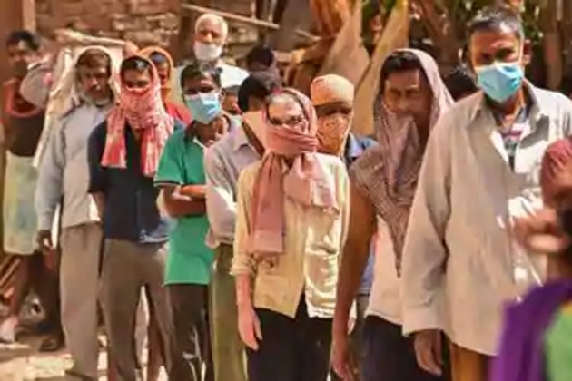 There are 2,800 registered traders at Azadpur Mandi who employ 12,000-odd people as labourers(Sanchit Khanna/HT PHOTO) There are 2,800 registered traders at Azadpur Mandi who employ 12,000-odd people as labourers(Sanchit Khanna/HT PHOTO)