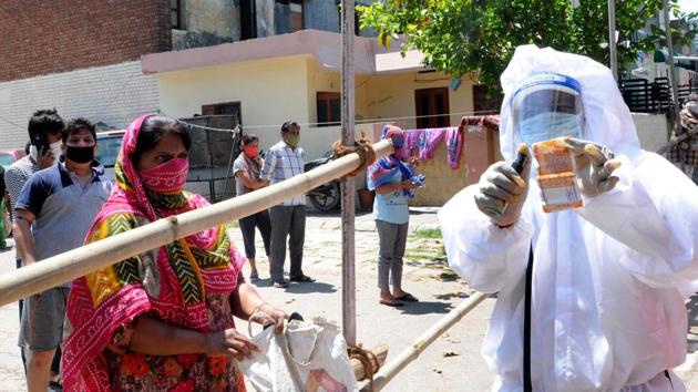 The number of Covid-19 cases in India rose above the 20,000-mark on Tuesday, April 21, 2020. (Ravi Kumar / HT Photo) The number of Covid-19 cases in India rose above the 20,000-mark on Tuesday, April 21, 2020. (Ravi Kumar / HT Photo)