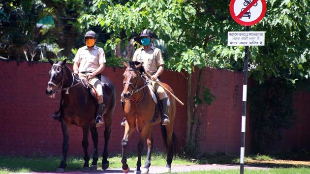 Horse-mounted Chandigarh Police keeping a vigil amid the coronavirus curfew at Sectors 6 /7 dividing road in Chandigarh on Wednesday. (SANJEEV SHARMA/HT) Horse-mounted Chandigarh Police keeping a vigil amid the coronavirus curfew at Sectors 6 /7 dividing road in Chandigarh on Wednesday. (SANJEEV SHARMA/HT)