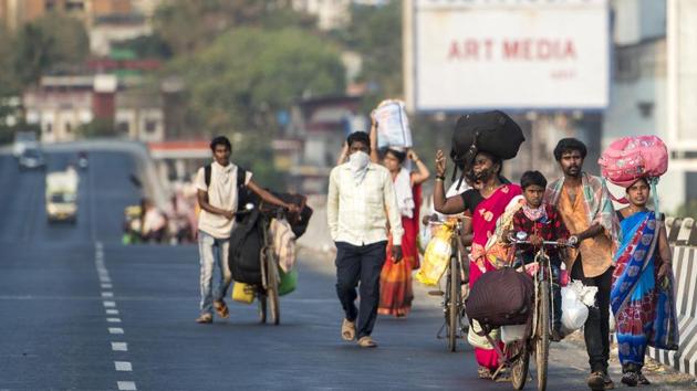 Migrant workers walk on the WEH at Bhayander with their families as they return to their villages, during nationwide lockdown to lift the spreading of coronavirus in Mumbai, India, on Sunday, April 19, 2020. (Satyabrata Tripathy/HT Photo)