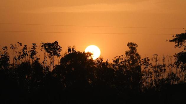 The average Air Quality Index (AQI) of Lucknow and other major cities of the state in April hovered around 100, according to data available with Central Pollution Control Board (CPCB). (Dheeraj Dhawan/HT Photo) The average Air Quality Index (AQI) of Lucknow and other major cities of the state in April hovered around 100, according to data available with Central Pollution Control Board (CPCB). (Dheeraj Dhawan/HT Photo)