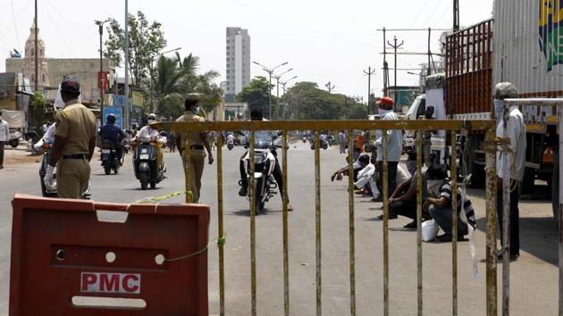 Police personnel check emergency permits from motorists as Pune is under lockdown. (RAHUL RAUT/HT) Police personnel check emergency permits from motorists as Pune is under lockdown. (RAHUL RAUT/HT)