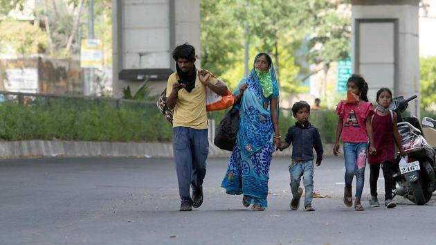 A migrant family takes to the road after the announcement of the extension of lockdown, on Ajmer road in Jaipur, Rajasthan, India, on April 14, 2020. (Image for representation)(Himanshu Vyas / Hindustan Times)