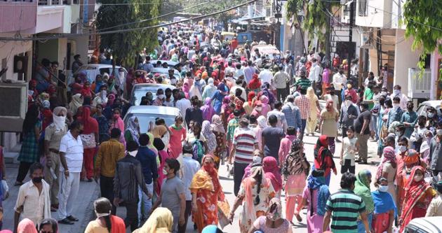 Residents gathered in anticipation of free ration in Mauli Jagran, Chandigarh, on Wednesday.(Sant Arora/HT) Residents gathered in anticipation of free ration in Mauli Jagran, Chandigarh, on Wednesday.(Sant Arora/HT)