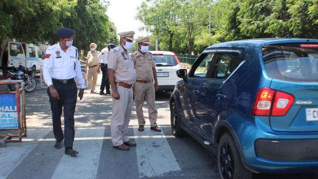 Punjab Police manning a naka, amid the nationwide lockdown, at Phase 5 light points in Mohali on Wednesday. (Gurminder Singh/Hindustan Times) Punjab Police manning a naka, amid the nationwide lockdown, at Phase 5 light points in Mohali on Wednesday. (Gurminder Singh/Hindustan Times)