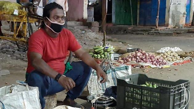 As the coronavirus pandemic turned life upside down for crores of Indians, people like Ravi who earn their livelihood through their creative skills have been forced to look for alternative careers. (HT PHOTO.) As the coronavirus pandemic turned life upside down for crores of Indians, people like Ravi who earn their livelihood through their creative skills have been forced to look for alternative careers. (HT PHOTO.)