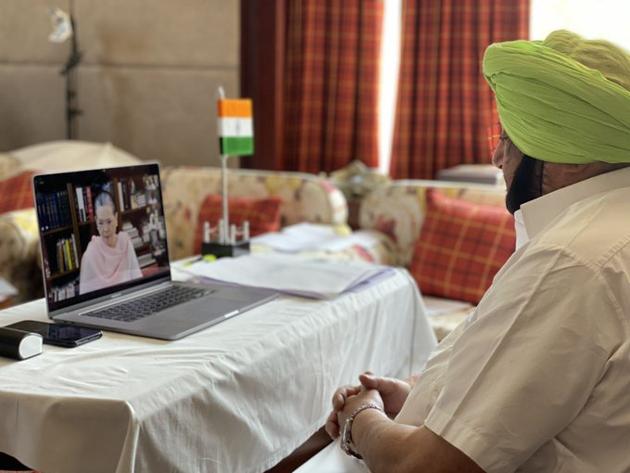 Punjab chief minister Captain Amarinder Singh in conversation with Congress president Sonia Gandhi about the situation in Punjab on Thursday. (HT PHOTO) Punjab chief minister Captain Amarinder Singh in conversation with Congress president Sonia Gandhi about the situation in Punjab on Thursday. (HT PHOTO)