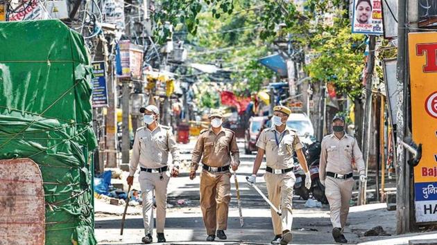 Delhi Police personnel do the rounds in a containment area of Jahangirpuri. (Sanchit Khanna/HT photo) Delhi Police personnel do the rounds in a containment area of Jahangirpuri. (Sanchit Khanna/HT photo)
