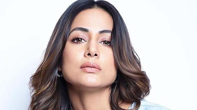 Hina Khan’s recent remark on Indian fashion designers looking down upon TV actors and not letting out their clothes for sourcing has led to a debate in the fashion fraternity.(Instagram)