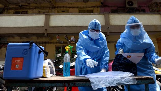 The solution for BMC going forward is quarantining more people who are contacts of Covid-19 positive cases. As of Wednesday, there are 817 containment zones in Mumbai. (HT PHOTO.) The solution for BMC going forward is quarantining more people who are contacts of Covid-19 positive cases. As of Wednesday, there are 817 containment zones in Mumbai. (HT PHOTO.)