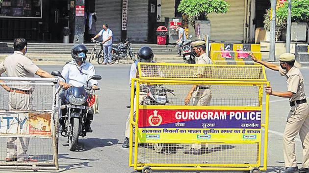 As per MCG officials, if a violator does not have the fine amount with him or her, then they need to submit an identification card such as UID, license, passport, with the official as surety and recover it after paying the fine.(Yogendra Kumar/HT photo) As per MCG officials, if a violator does not have the fine amount with him or her, then they need to submit an identification card such as UID, license, passport, with the official as surety and recover it after paying the fine.(Yogendra Kumar/HT photo)