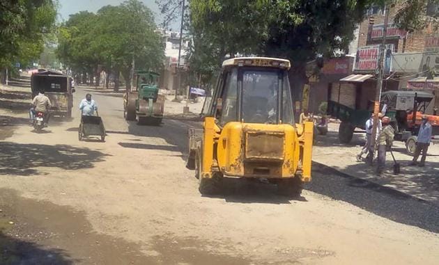 MC undertaking road repair work in Dugri area in Ludhiana on Thursday. (HT Photo) MC undertaking road repair work in Dugri area in Ludhiana on Thursday. (HT Photo)