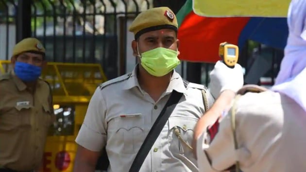 The rising number of cases among police officers in the city highlights the dangers frontline workers are exposed to, in the fight against the contagious disease. (RAJ K RAJ/HT PHOTO) The rising number of cases among police officers in the city highlights the dangers frontline workers are exposed to, in the fight against the contagious disease. (RAJ K RAJ/HT PHOTO)
