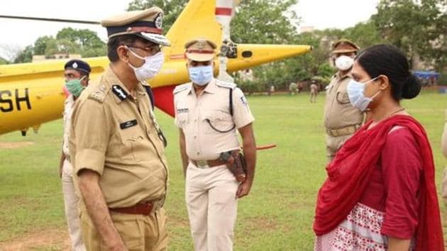 Assistant sub-inspector Mamata Mishra with Odisha Police chief.(HT Photo)