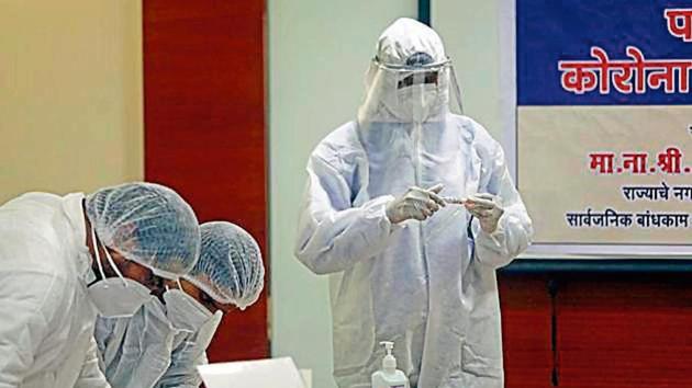 Doctors take samples of media personnel in Mumbai. (ANI) Doctors take samples of media personnel in Mumbai. (ANI)