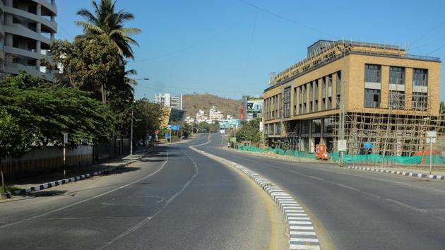 A deserted Baner road as residents follow lockdown restrictions. (MILIND SAURKAR/HT) A deserted Baner road as residents follow lockdown restrictions. (MILIND SAURKAR/HT)