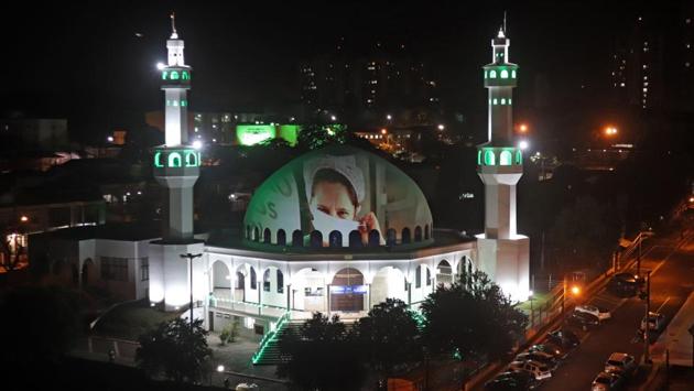 Images of health workers combating the COVID-19 coronavirus are projected by the CCBI Islamic Cultural Center on the roof of the Omar Ibn Al-Khattab mosque in Foz do Iguacu, Brazil on April 23. The projection was to show support for Foz do iguacu workers on the eve of Ramzan --a month also associated with reflection. (Christian Rizzi / AFP) Images of health workers combating the COVID-19 coronavirus are projected by the CCBI Islamic Cultural Center on the roof of the Omar Ibn Al-Khattab mosque in Foz do Iguacu, Brazil on April 23. The projection was to show support for Foz do iguacu workers on the eve of Ramzan --a month also associated with reflection. (Christian Rizzi / AFP)