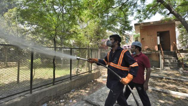 South Delhi Municipal Corporation (SDMC) field workers chemically disinfect a residential society during nation-wide lockdown to curb the spread of Coronavirus, at Jamia Nagar, in New Delhi (Burhaan Kinu/HT PHOTO) South Delhi Municipal Corporation (SDMC) field workers chemically disinfect a residential society during nation-wide lockdown to curb the spread of Coronavirus, at Jamia Nagar, in New Delhi (Burhaan Kinu/HT PHOTO)
