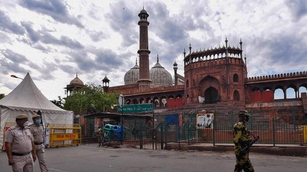 Police and paramilitary personnel keep vigil near the Jama Masjid during lockdown, ahead of Ramzan in New Delhi on April 23. The pandemic has put a damper on spirits as festivities, late-night bazaars filled with people and treats remain banned this time around. (Biplov Bhuyan /HT Photo) Police and paramilitary personnel keep vigil near the Jama Masjid during lockdown, ahead of Ramzan in New Delhi on April 23. The pandemic has put a damper on spirits as festivities, late-night bazaars filled with people and treats remain banned this time around. (Biplov Bhuyan /HT Photo)