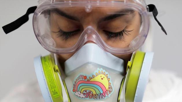Alisha Narvaez, the manager at International Funeral and Cremation Services seen in her personal protective equipment, before embalming a deceased person, in Manhattan. (Andrew Kelly / REUTERS) Alisha Narvaez, the manager at International Funeral and Cremation Services seen in her personal protective equipment, before embalming a deceased person, in Manhattan. (Andrew Kelly / REUTERS)