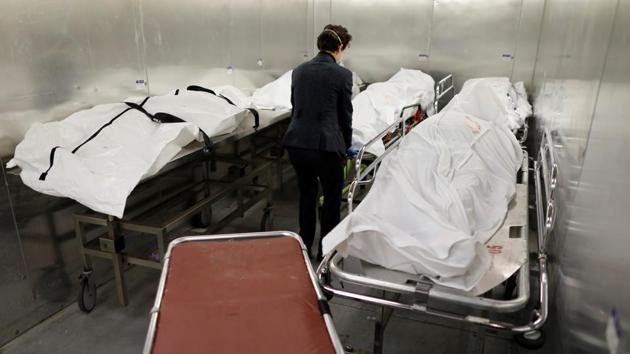Weinrieb retrieves a deceased person from a morgue in a hospital, while working on a night-shift. New York, the most populous city in the US, has just four crematories. Hospitals, which used to store bodies for 14 days now sometimes will only keep them for six. (Andrew Kelly / REUTERS) Weinrieb retrieves a deceased person from a morgue in a hospital, while working on a night-shift. New York, the most populous city in the US, has just four crematories. Hospitals, which used to store bodies for 14 days now sometimes will only keep them for six. (Andrew Kelly / REUTERS)