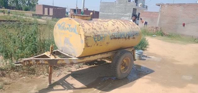Residents of Hero Suman Nagar and Satguru Nagar say the supply of water tankers is not regular due to which people try to store as much water as they can, often resulting into spats. (HT) Residents of Hero Suman Nagar and Satguru Nagar say the supply of water tankers is not regular due to which people try to store as much water as they can, often resulting into spats. (HT)