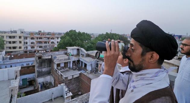 Uttar Pradesh, Apr 24 (ANI): Muslim clerics use binoculars for sighting the Ramadan Moon amid the nationwide COVID-19 lockdown in Lucknow on Friday. (ANI Photo)(ANI)