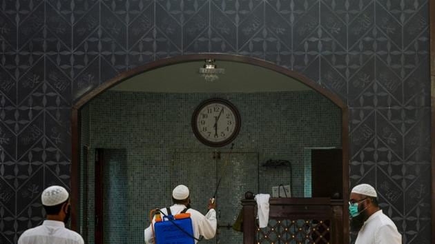 A worker (C) sprays disinfectant at a mosque ahead of the Muslim holy month of Ramzan during a government-imposed nationwide lockdown against the COVID-19 coronavirus, in Karachi, Pakistan on April 22. (Rizwan Tabassum / AFP) A worker (C) sprays disinfectant at a mosque ahead of the Muslim holy month of Ramzan during a government-imposed nationwide lockdown against the COVID-19 coronavirus, in Karachi, Pakistan on April 22. (Rizwan Tabassum / AFP)