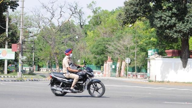 A police personnel wears a face mask during lockdown against coronavirus in Punjab. (Bharat Bhushan/Hindustan Times) A police personnel wears a face mask during lockdown against coronavirus in Punjab. (Bharat Bhushan/Hindustan Times)