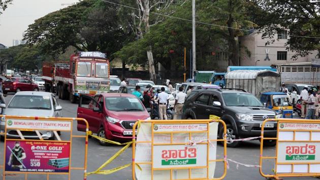 Police trying to control the heavy traffic amid the nationwide COVID-19 lockdown in Bengaluru on Thursday. (ANI) Police trying to control the heavy traffic amid the nationwide COVID-19 lockdown in Bengaluru on Thursday. (ANI)