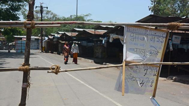 Temporary barricades have been erected at the entrance of Wadgaonsheri vegetable market on Thursday. (Shankar Narayan/Hindustan Times) Temporary barricades have been erected at the entrance of Wadgaonsheri vegetable market on Thursday. (Shankar Narayan/Hindustan Times)
