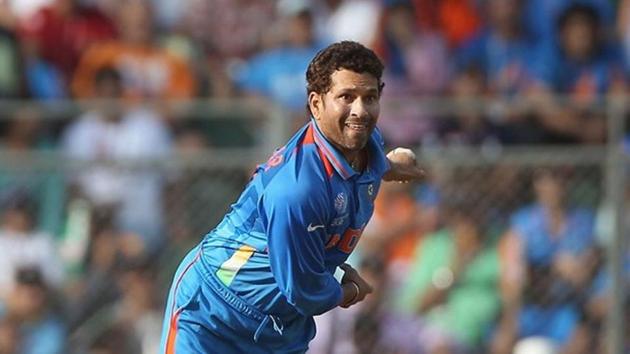 Sachin Tendulkar (R) of India bowls(Getty Images)