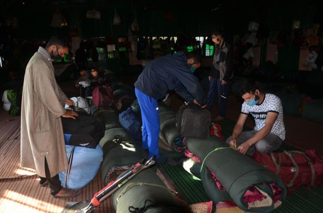 Migrant workers from Kashmir preparing to leave for their homes in Shimla on Saturday. (HT PHOTO) Migrant workers from Kashmir preparing to leave for their homes in Shimla on Saturday. (HT PHOTO)
