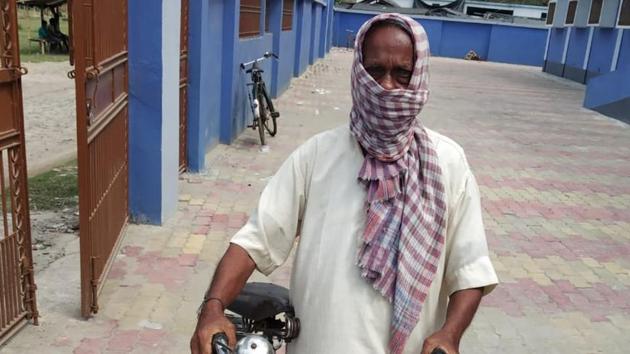 Surya Kanta Chowdhury who cycled 320 km to get to home in Bengal. (HT photo)