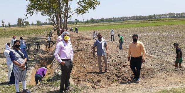 Kheri CDO Arvind Singh inspecting MNREGA works in Parsa village in Lakhimpur.