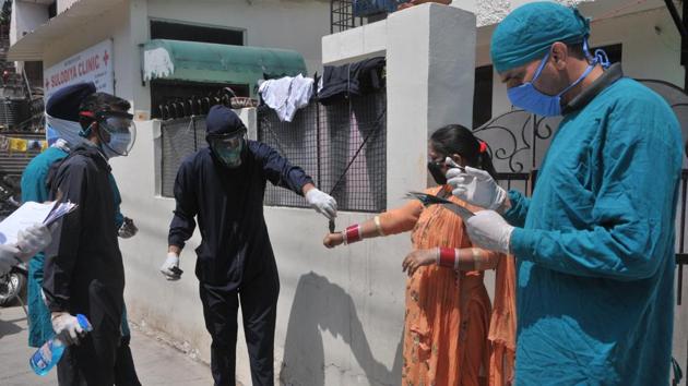 A team of health department conducting contact tracing at Bapu Dham Colony in Sector 26, Chandigarh, on Saturday.(Ravi Kumar/HT)