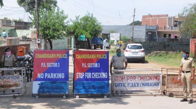 The UT’s containment order states that curfew imposed from March 24 will continue and industries as well as the IT sector will remain closed up to May 3 even though they are facing heavy losses with layoffs as the curfew extends into the second month. (HT FILE) The UT’s containment order states that curfew imposed from March 24 will continue and industries as well as the IT sector will remain closed up to May 3 even though they are facing heavy losses with layoffs as the curfew extends into the second month. (HT FILE)