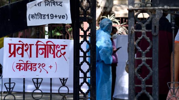 In Mumbai, a total of 98,000 people are in government-enforced quarantine — 92,000 at home (in containment zones and hot spots) and 6,000 in institutional quarantine facilities (hospital isolation wards, stadiums, sports complexes and hotels).(Satish Bate/HT file photo)